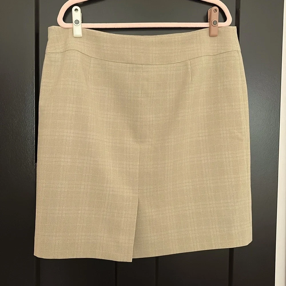 NWOT Anne Klein Tan, Light Plaid, Pencil Skirt, Lined, Side Zipper. Size 16